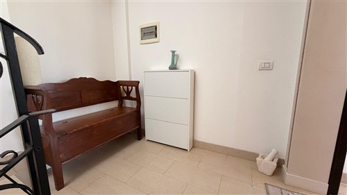 Villa a Pochi Passi, Completa di Tutti i Servizi. Buono Stato.